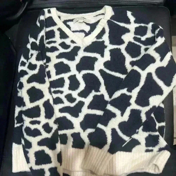 LOFT Petite Animal Spotted V-Neck Sweater - Picture 8 of 8
